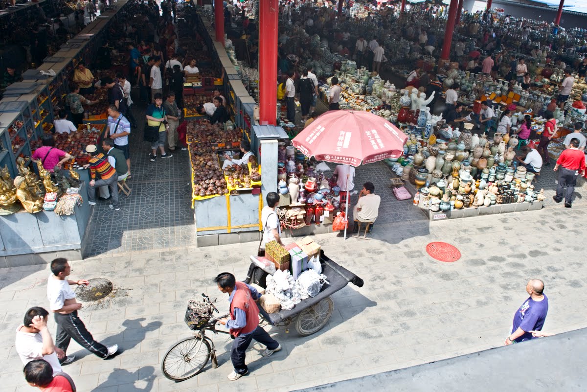 Panjiayuan market and selecting antiques
